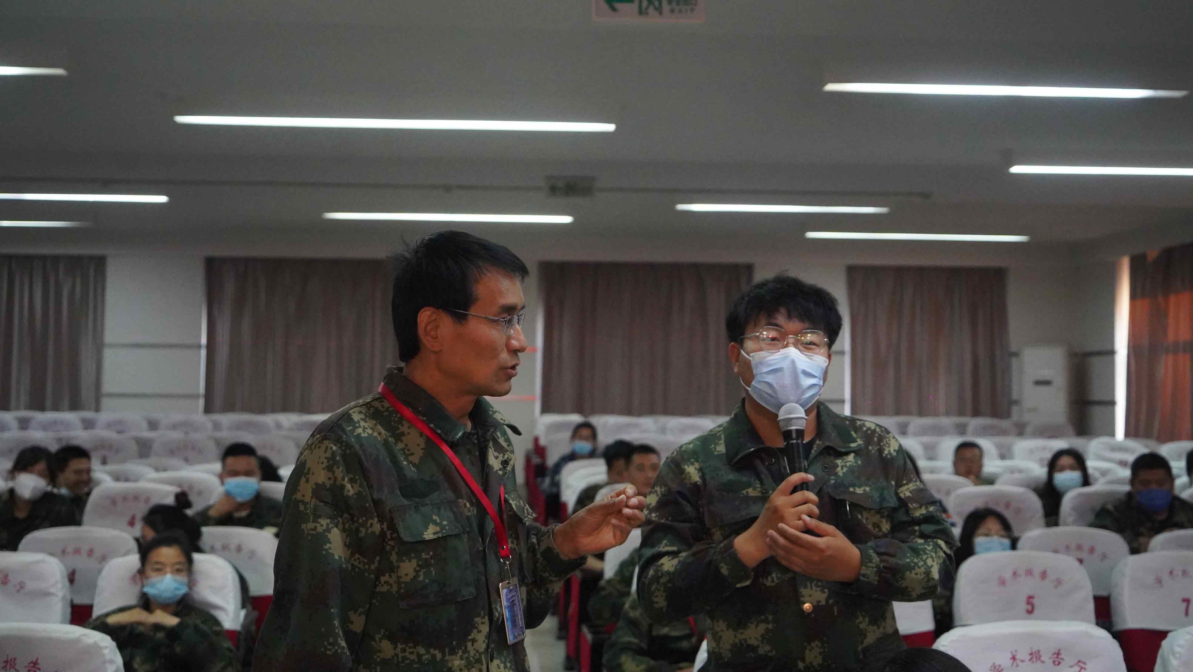 趙鐵海就“如何擬寫榮譽(yù)證書”進(jìn)行輔導(dǎo)授課