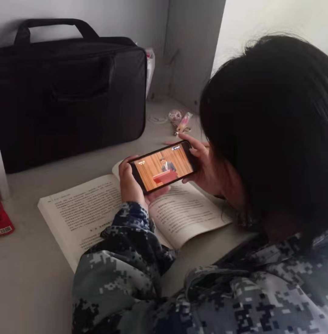 我校組織收聽收看慶祝中國共青團成立100周年大會上直播