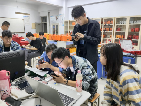 發揮專業技能優勢  技術服務校園建設