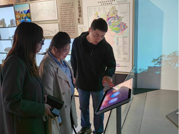 資源與工程技術學院調研地質館建設