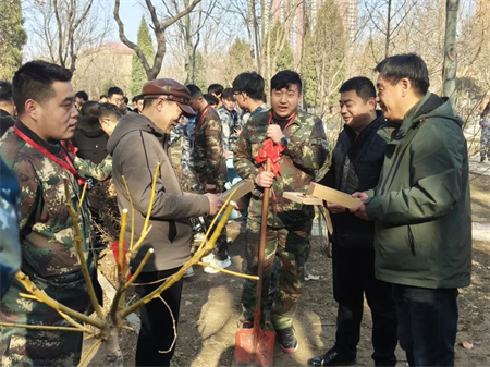 “草木皆待春，你我共護綠”——保定理工學院藝術學院開展“3.12植樹節”主題活動