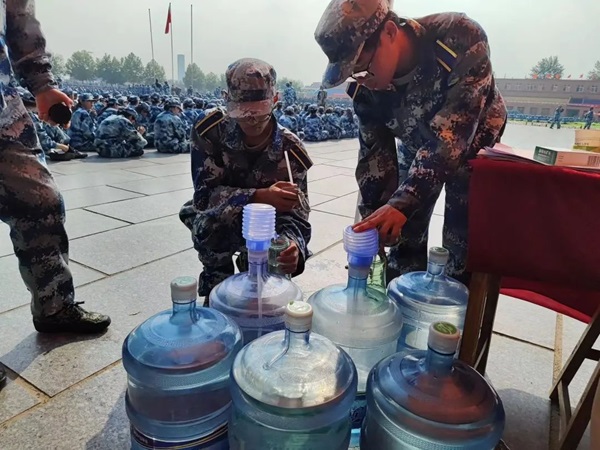 保定理工學(xué)院‖管理學(xué)院‖迷彩軍訓(xùn)，青春無(wú)悔，管理學(xué)院后勤保障組志愿者在行動(dòng)！