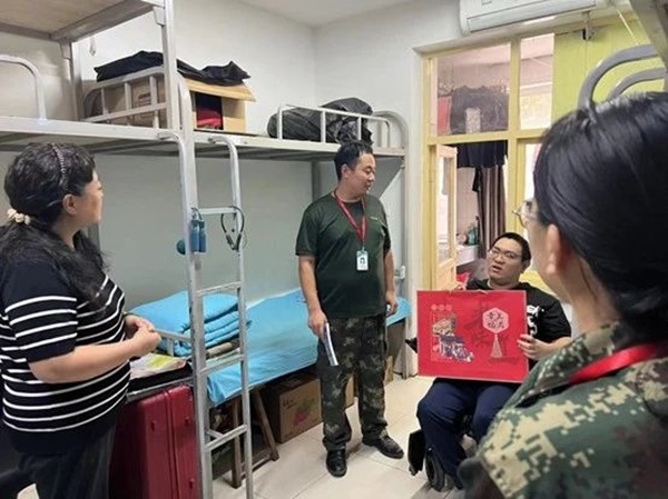 保定理工學院‖管理學院‖手拉手傳遞溫情，心連心共促成長——我院黨總支書記、學工副院長陳小偉同志為學生送溫暖