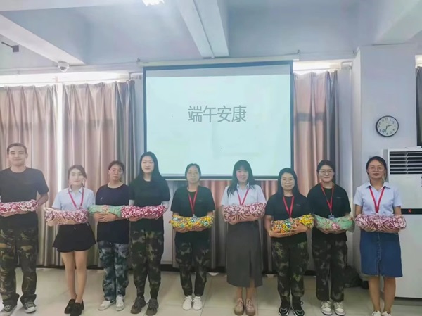 保定理工學院||管理學院||端午送福利 關懷沁人心——我院為教職工發放端午節禮品