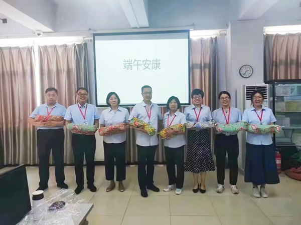 保定理工學院||管理學院||端午送福利 關懷沁人心——我院為教職工發放端午節禮品