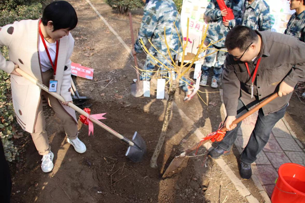 植樹節(jié)|管理學(xué)院|手植一抹綠，心栽一片林