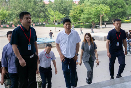 賀陽教育集團董事長蒞臨參觀指導 保定理工學院藝術學院2024屆本科畢業設計作品展