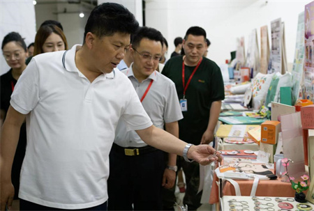 賀陽教育集團董事長蒞臨參觀指導 保定理工學院藝術學院2024屆本科畢業設計作品展