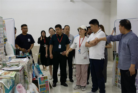 賀陽教育集團董事長蒞臨參觀指導 保定理工學院藝術學院2024屆本科畢業設計作品展