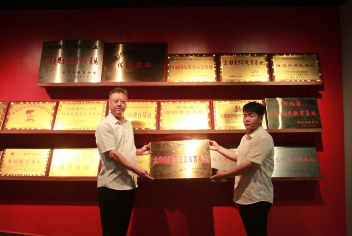 “追尋紅色足跡，傳承愛國精神”—信息科學與工程學院前往冉莊地道戰紀念館開展授牌儀式