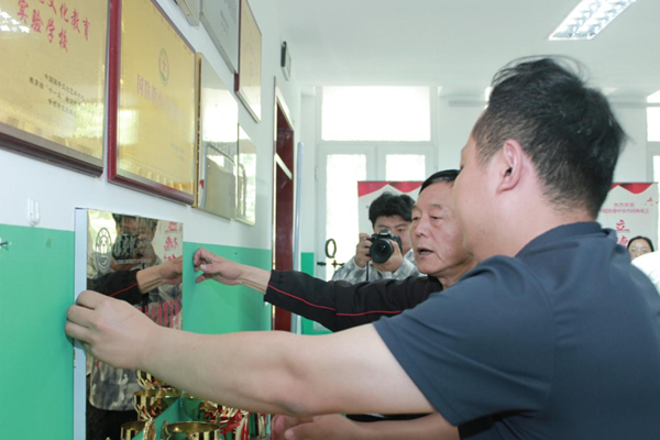 愛國教育|保定理工學院|管理學院|我院成功與中國育德中學進行大學生愛國主義教育基地掛牌儀式