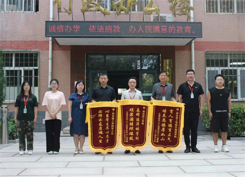 2024屆畢業生敬贈錦旗，感恩母校與院系培育