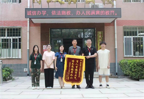 2024屆畢業生敬贈錦旗，感恩母校與院系培育