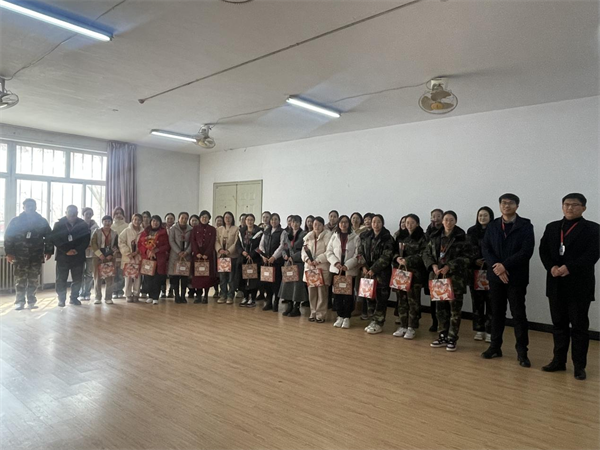 凝聚奋进力量 书写巑�Ӈ荣光--保定理工学院校领��D��访慰问女教职工送上“三八”国际劳动妇奌������福