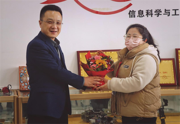 凝聚奋进力量 书写巑�Ӈ荣光--保定理工学院校领��D��访慰问女教职工送上“三八”国际劳动妇奌������福