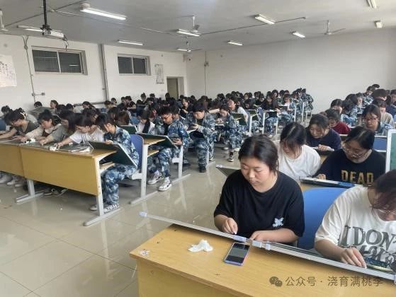 [教育·教學]妙筆下寫世界，板書上丹心情