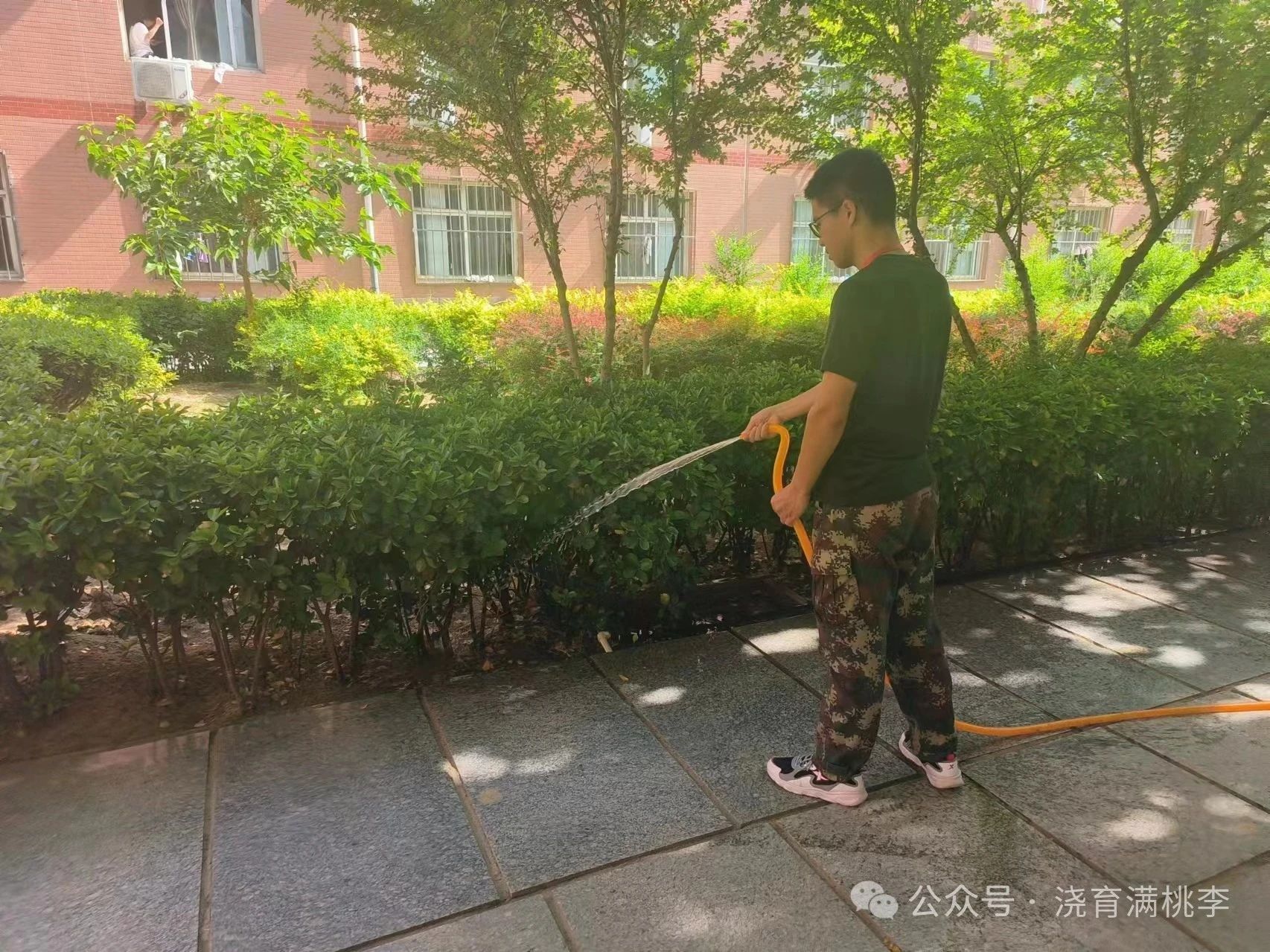 勞動踐于行，美德鑄于心