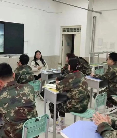 輔導員培訓——“微笑式管理，影響式教育，引導式批評”