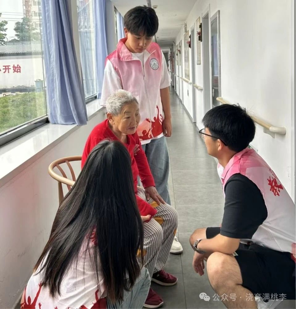 “揚(yáng)愛(ài)老美德，獻(xiàn)志愿精神”