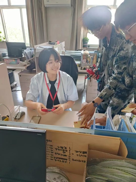 兒童節(jié)，“大朋友”們與小朋友們共度六一?。?！