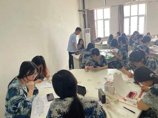 美育如光，熹微朝陽