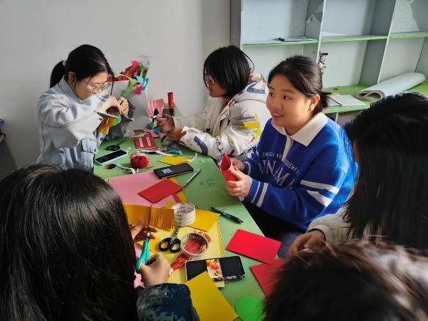 弘揚傳統文化 傳承愛國情懷——教育學院開展創意燈籠制作活動