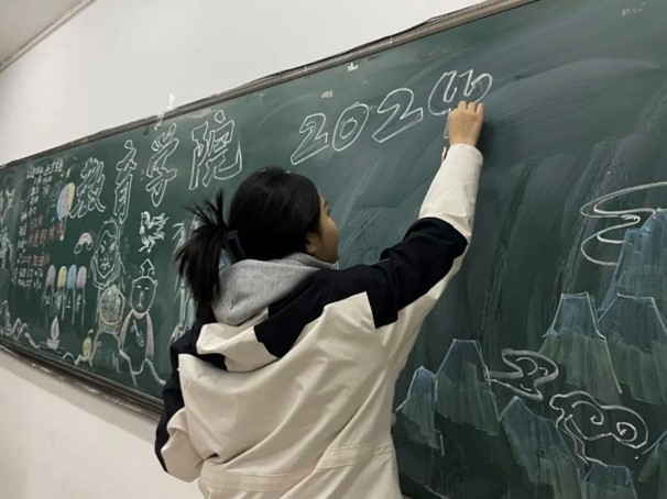 【教育·教學】黑板定格美好，寄語傳遞深情