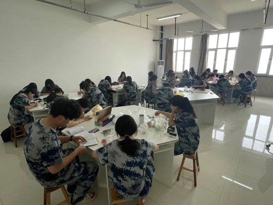 美育如光，熹微朝陽