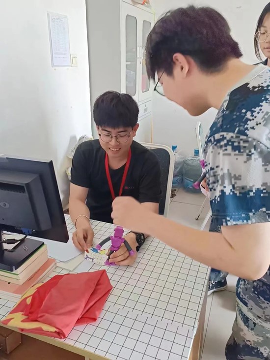 兒童節(jié)，“大朋友”們與小朋友們共度六一！??！