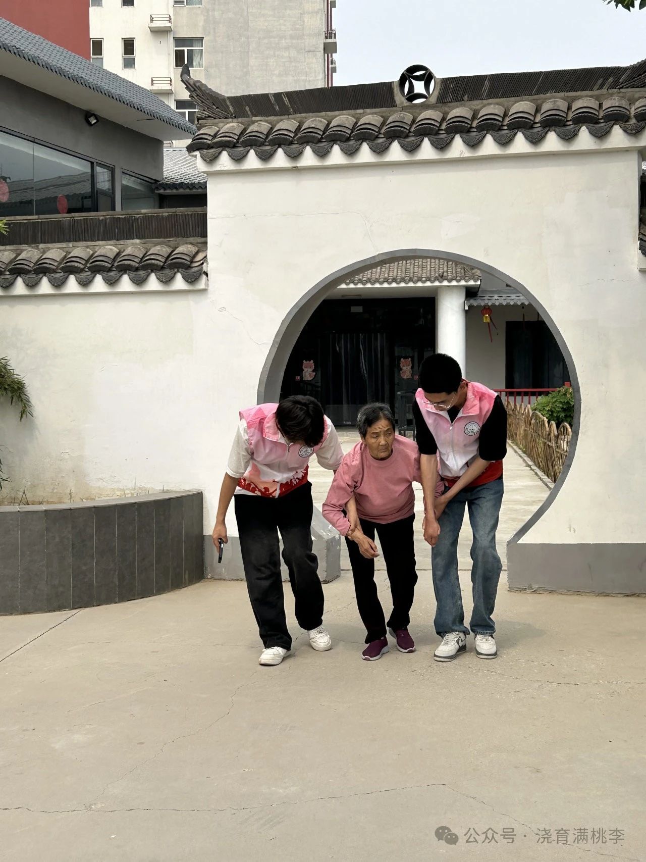 “揚(yáng)愛(ài)老美德，獻(xiàn)志愿精神”