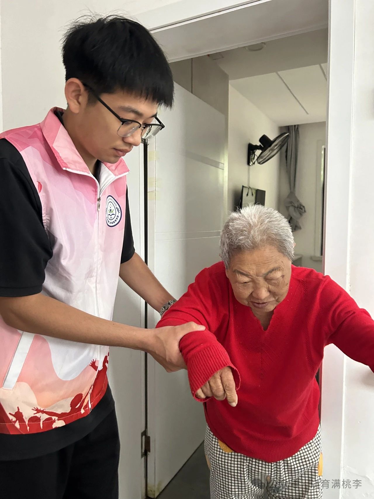 “揚(yáng)愛(ài)老美德，獻(xiàn)志愿精神”