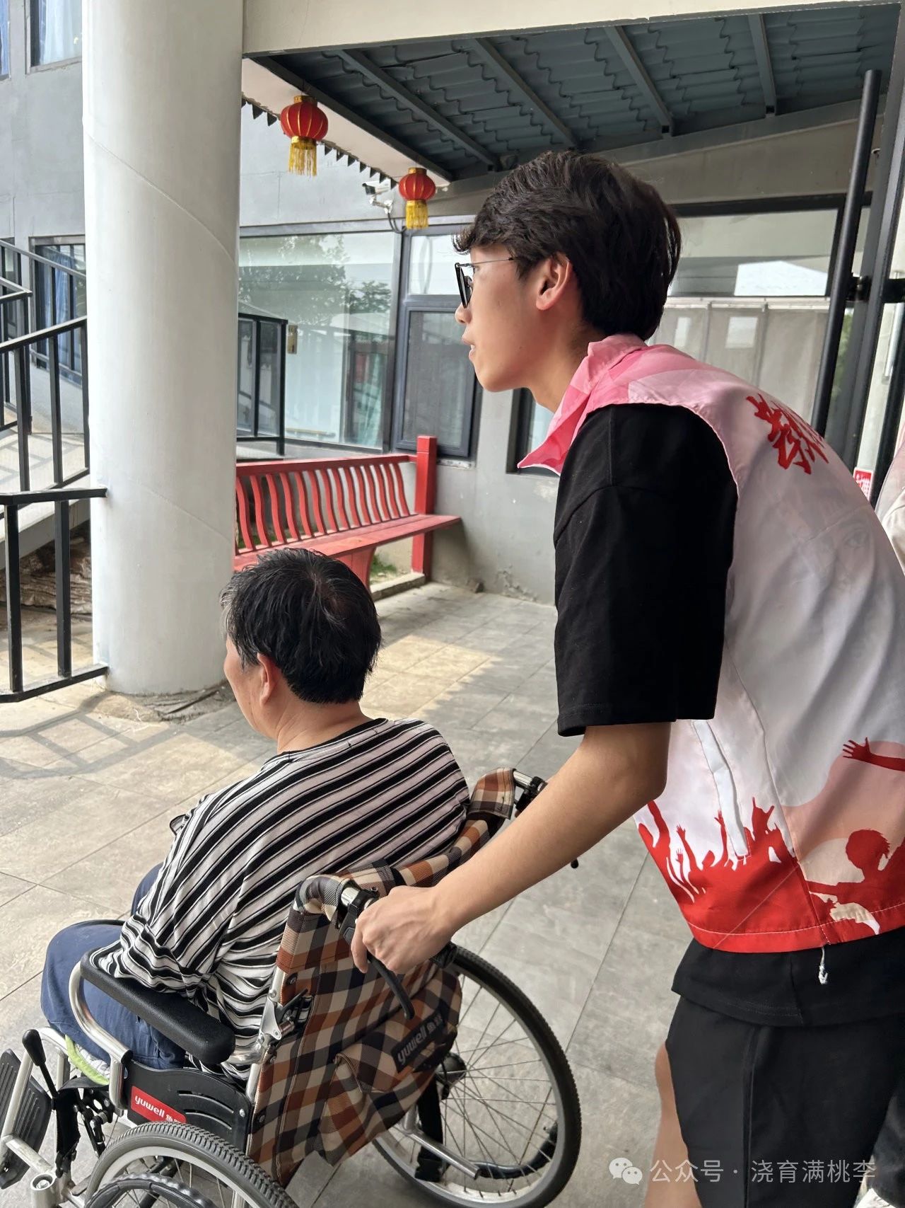 “揚(yáng)愛(ài)老美德，獻(xiàn)志愿精神”