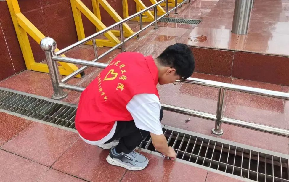 在太行博物館，實踐團的成員們參觀了展館陳列的歷史文物，結合所學知識講解了歷史故事。同時，親身感受了文物道具的歷史溫度和厚重感，激發(fā)了團隊成員們的興趣和愛國熱情。