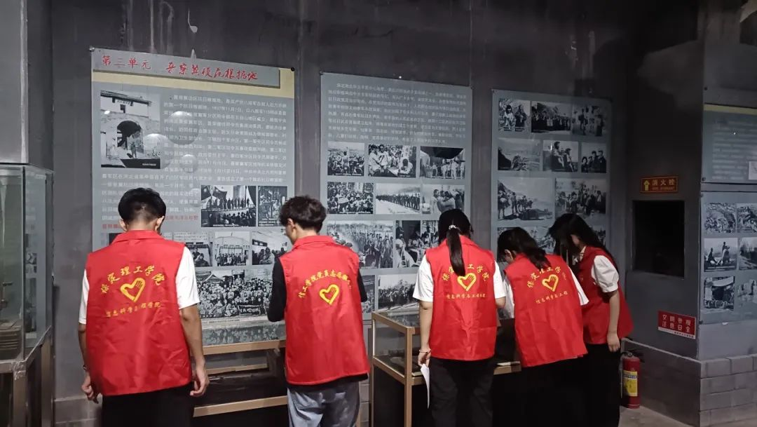 在太行博物館，實踐團的成員們參觀了展館陳列的歷史文物，結合所學知識講解了歷史故事。同時，親身感受了文物道具的歷史溫度和厚重感，激發(fā)了團隊成員們的興趣和愛國熱情。