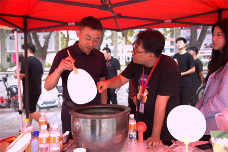 藝術(shù)學(xué)院美育教育中心迎新盛典 ——“扇動(dòng)未來(lái)，繪夢(mèng)起航”創(chuàng)意漆扇活動(dòng)