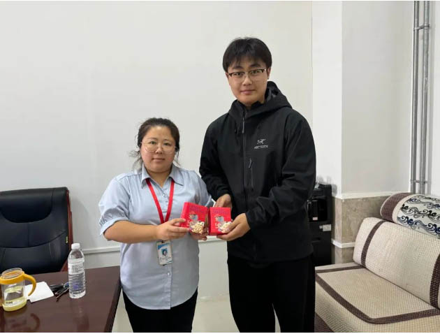 情意滿中秋，月餅送祝福|信工學院為教職工發放中秋月餅