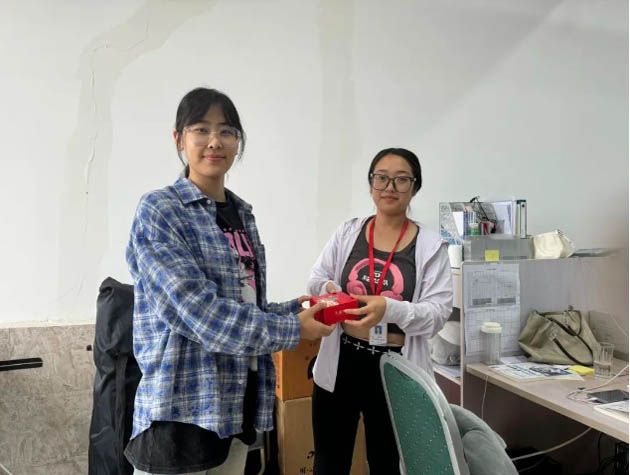 情意滿中秋，月餅送祝福|信工學院為教職工發放中秋月餅