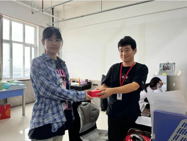 情意滿中秋，月餅送祝福|信工學院為教職工發放中秋月餅