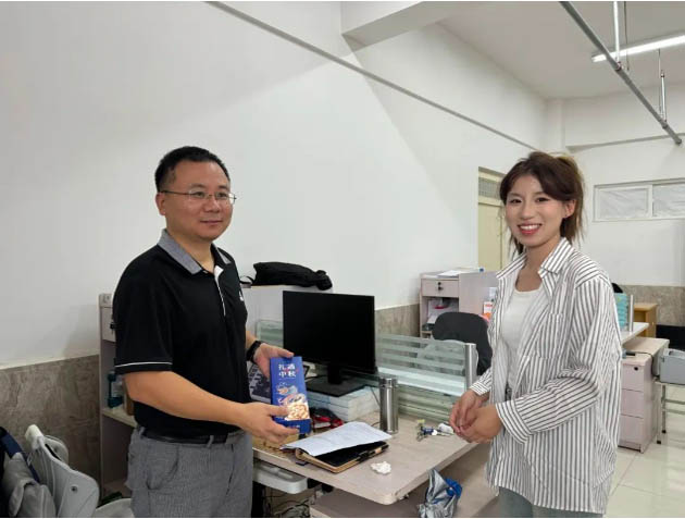 情意滿中秋，月餅送祝福|信工學院為教職工發放中秋月餅