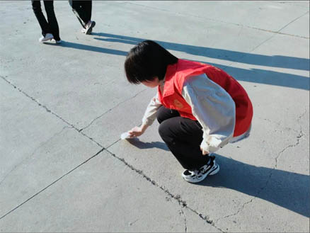 “彎腰拾起責任，行動扮靚校園”｜信息科學與工程學院開展“倡行彎腰行動”主題活動（一）