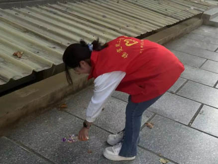 “彎腰拾起責任，行動扮靚校園”｜信息科學與工程學院開展“倡行彎腰行動”主題活動（一）