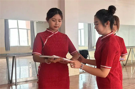 “解鎖禮儀培訓新境界”——保定理工學院藝術學院“十項基本技能培訓”