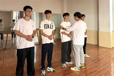 “解鎖禮儀培訓新境界”——保定理工學院藝術學院“十項基本技能培訓”