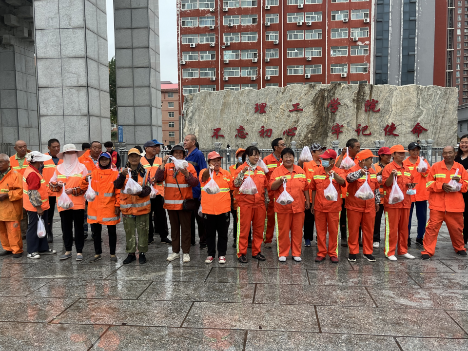 “情滿中秋，愛灑環(huán)衛(wèi)”中秋送月餅活動