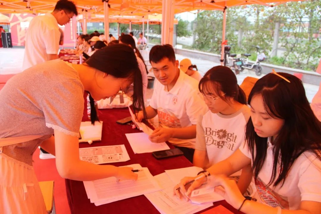 會計(jì)學(xué)院“攜手同行，實(shí)時暖心”