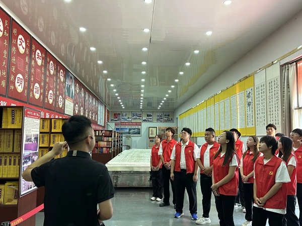 管理學院學子參觀中國共產黨員日記博物館