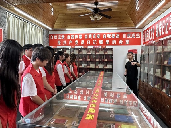 管理學院學子參觀中國共產黨員日記博物館