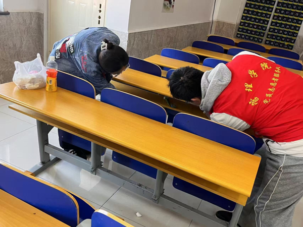 勞動教育|保定理工學院|管理學院|“彎腰彰顯個人素養，昂首爭做校園先鋒”主題志愿活動