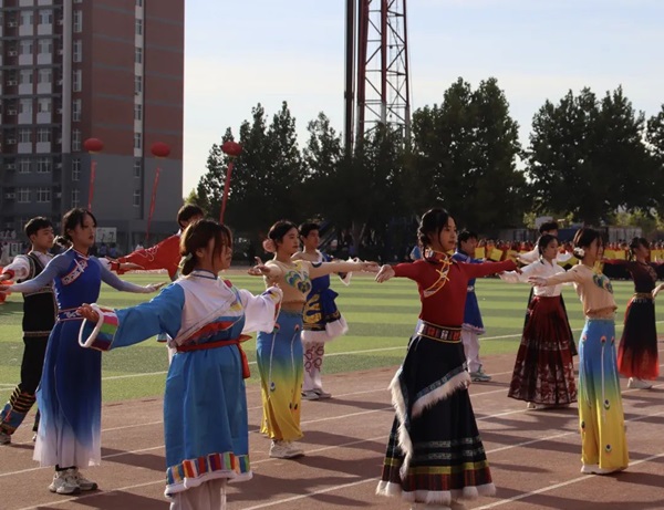 運動會開幕式|保定理工學院|管理學院|燃情啟幕運動會，綻放風采展雄姿