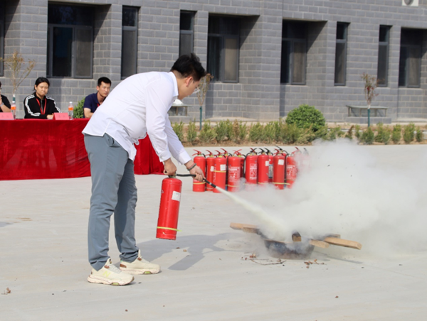 安全教育|保定理工學(xué)院|管理學(xué)院|消防演練筑防線，新生技能展風(fēng)采